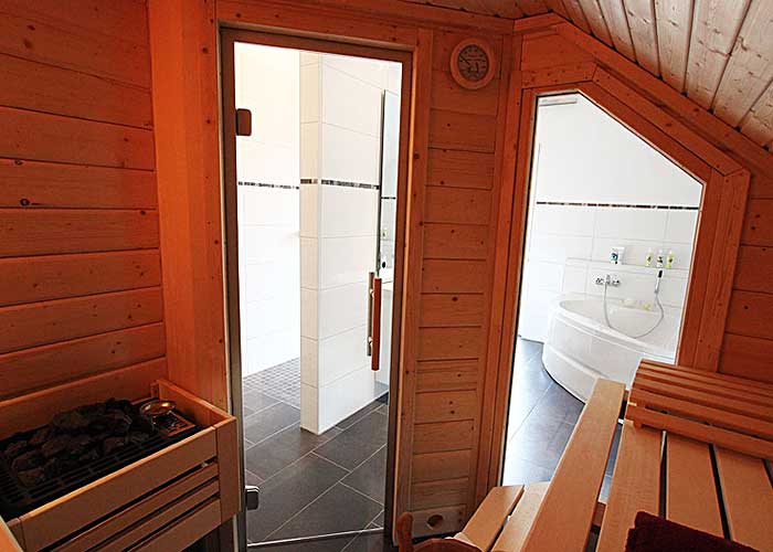 Blick aus Sauna im Bad
