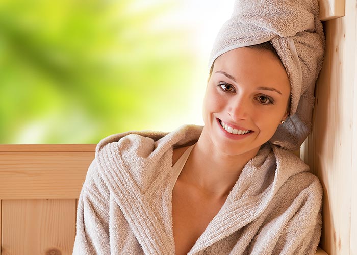 Frau Energie sparen in der Sauna