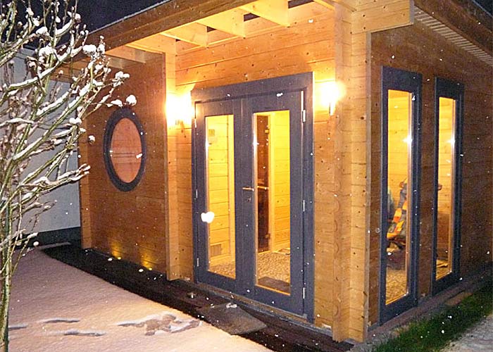 gs vario bullauge im schnee blockbohlen sauna