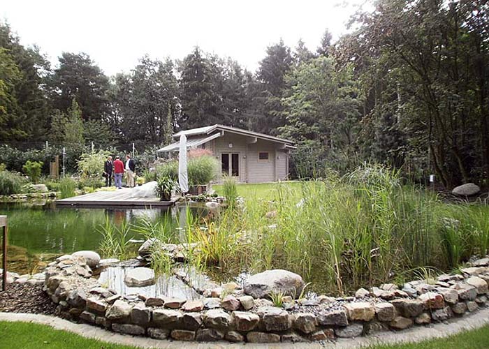 Müther-Gartensauna in einem großen Garten mit Teich