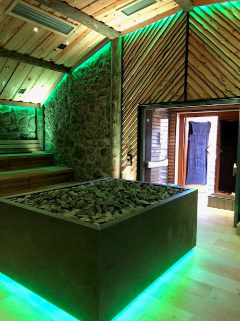 Saunaofen-Verkleidung mit Promat-Brandschutzplatten und Naturstein-Imitat, von unten beleuchtet