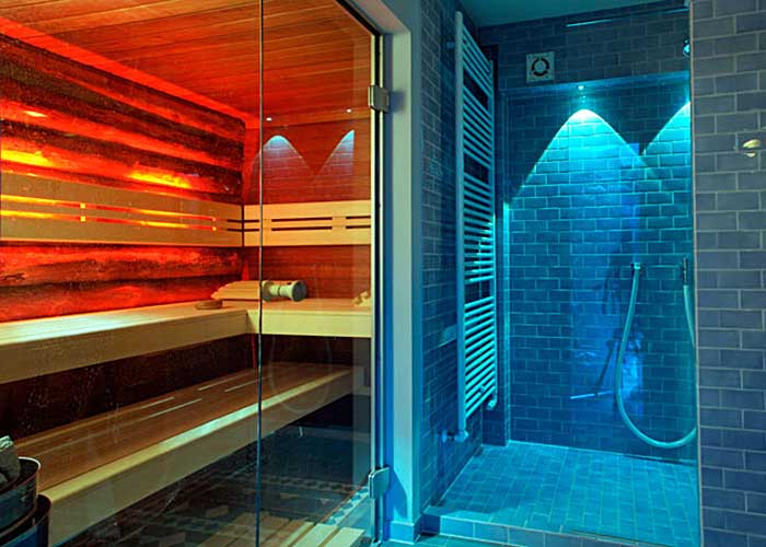 />Elementsauna mit Glasfront, Farblicht, Sauna-Verkleidung mit Kelo-Paneelen