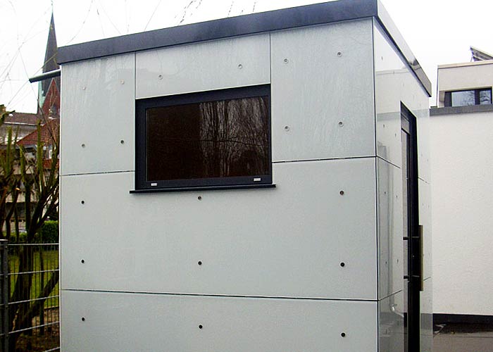 Müther Gartensauna mit Weißglas verkleidet