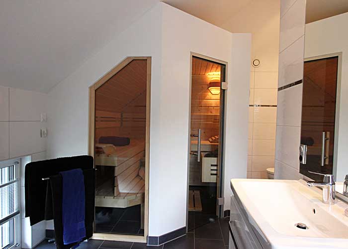 Sauna in der Dachschräge des Bades