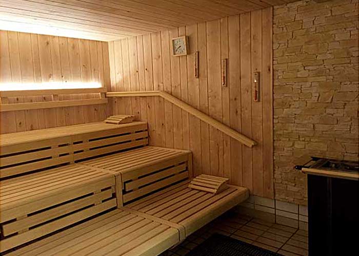 Saunabänke, Wand- und Deckenverkleidung aus Birkenholz